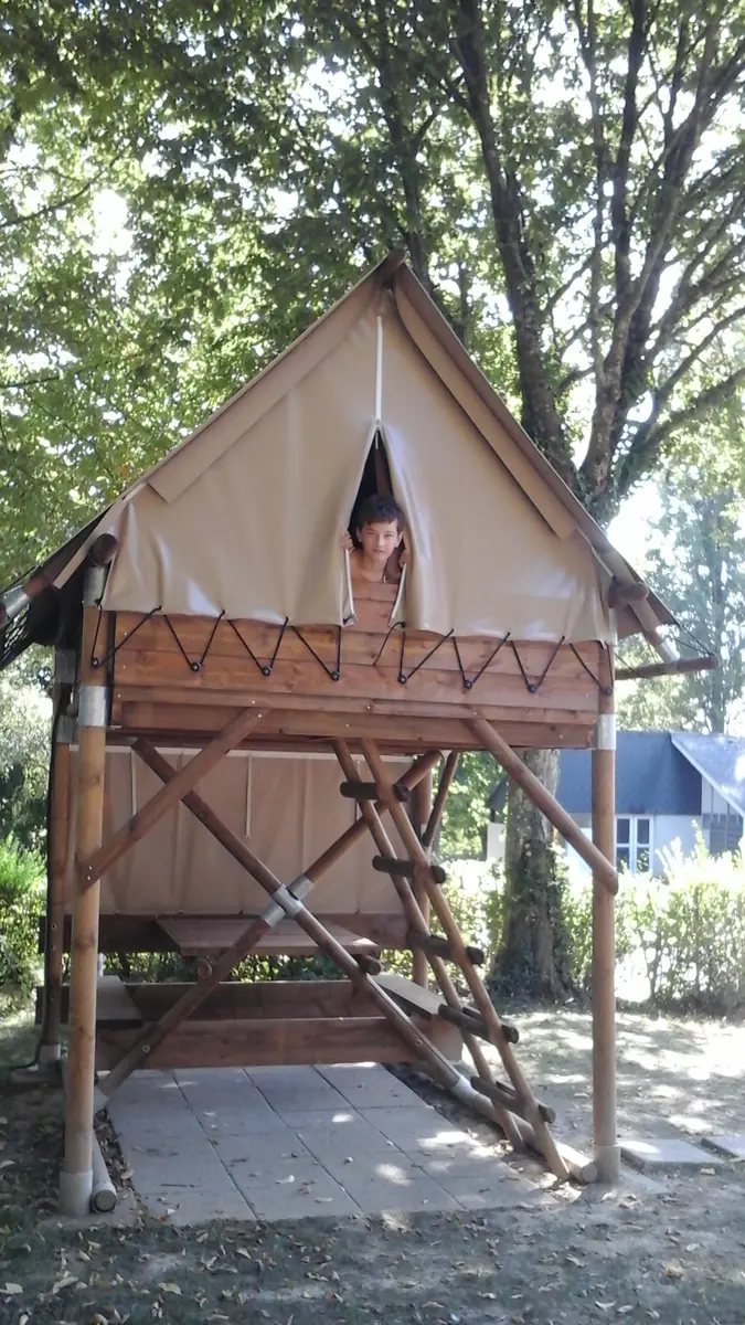 Tente bivouac au camping le parc de Vaux Ambrières les vallées
