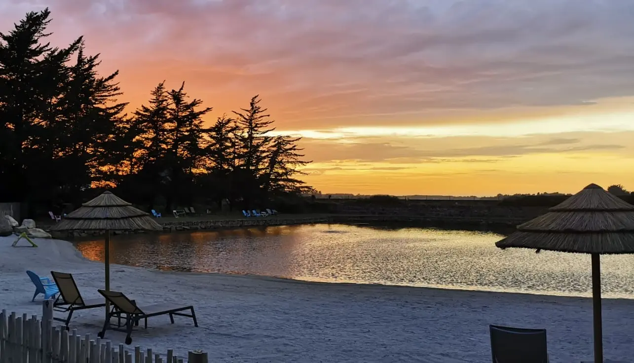 plage couché de soleil