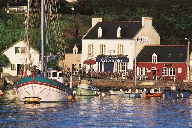vue-du-port-du-cafe-pub-la-jetee-a-port-tudy-ile-de-groix-lorient-bretagne-sud-morbihan-56-2163