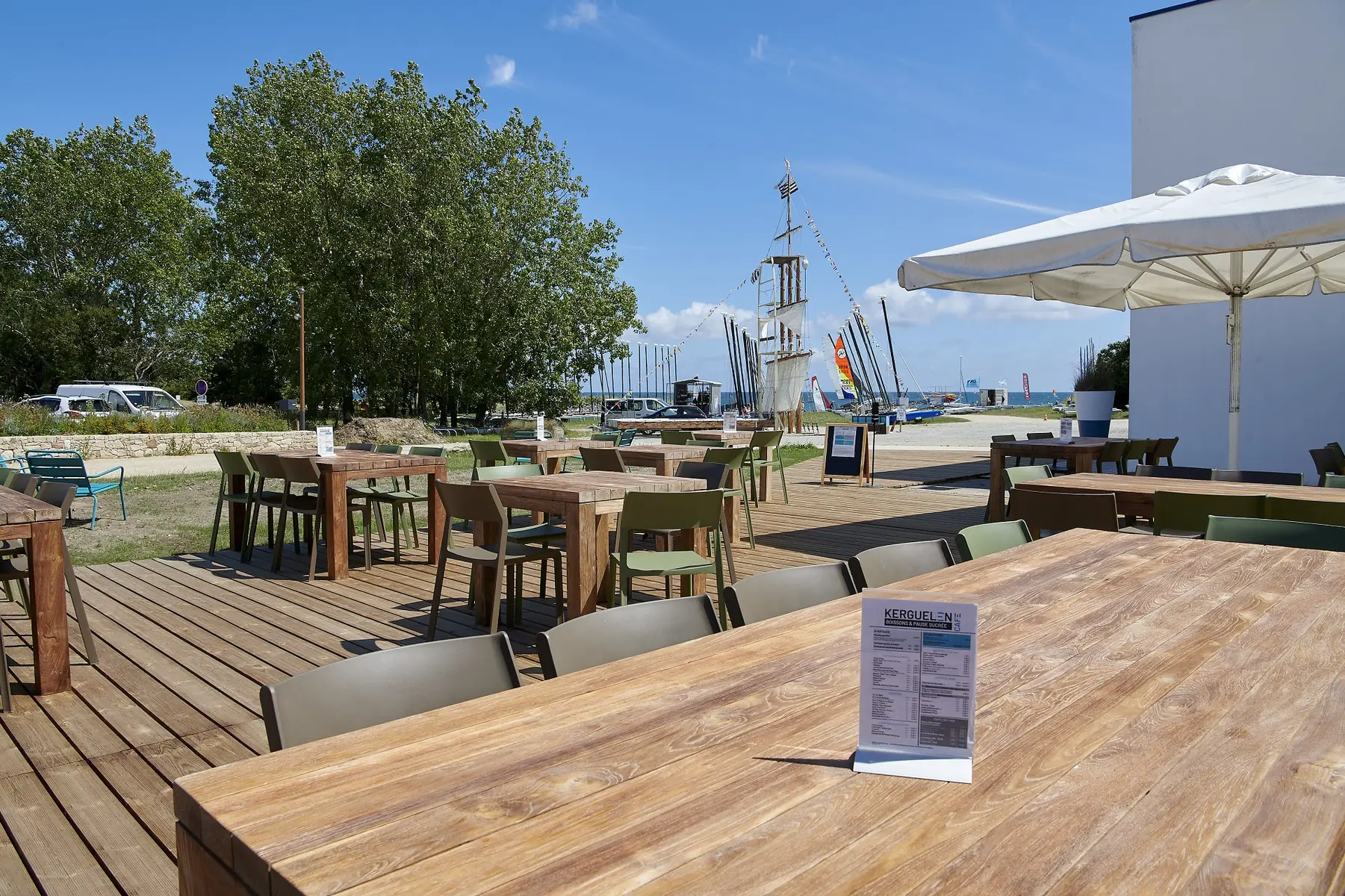 a-2-pas-de-la-plage-et-vue-mer-le-kerguelen-cafe-a-larmor-plage-proche-lorient-bretagne-sud-morbihan-56-16171