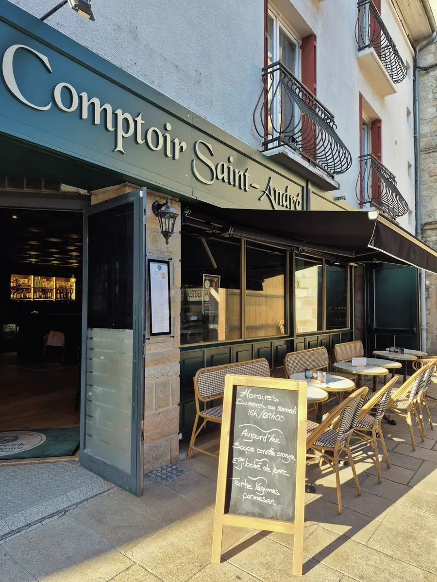 Comptoir siant André