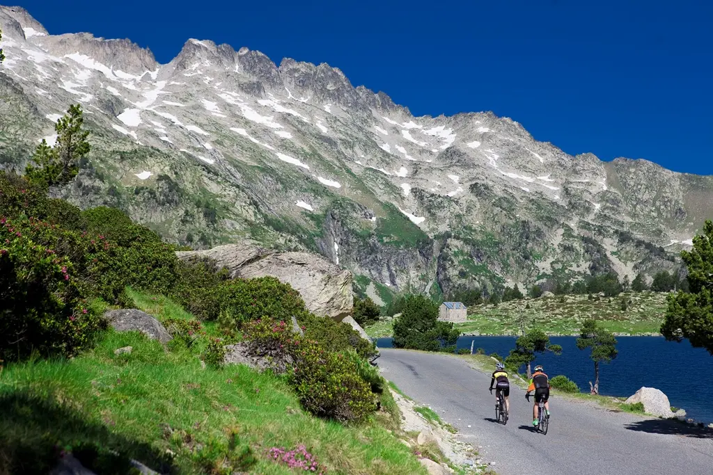LA ROUTE DES LACS