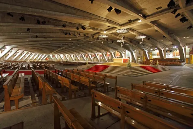 Lourdes Basilique Souterraine Saint Pie X