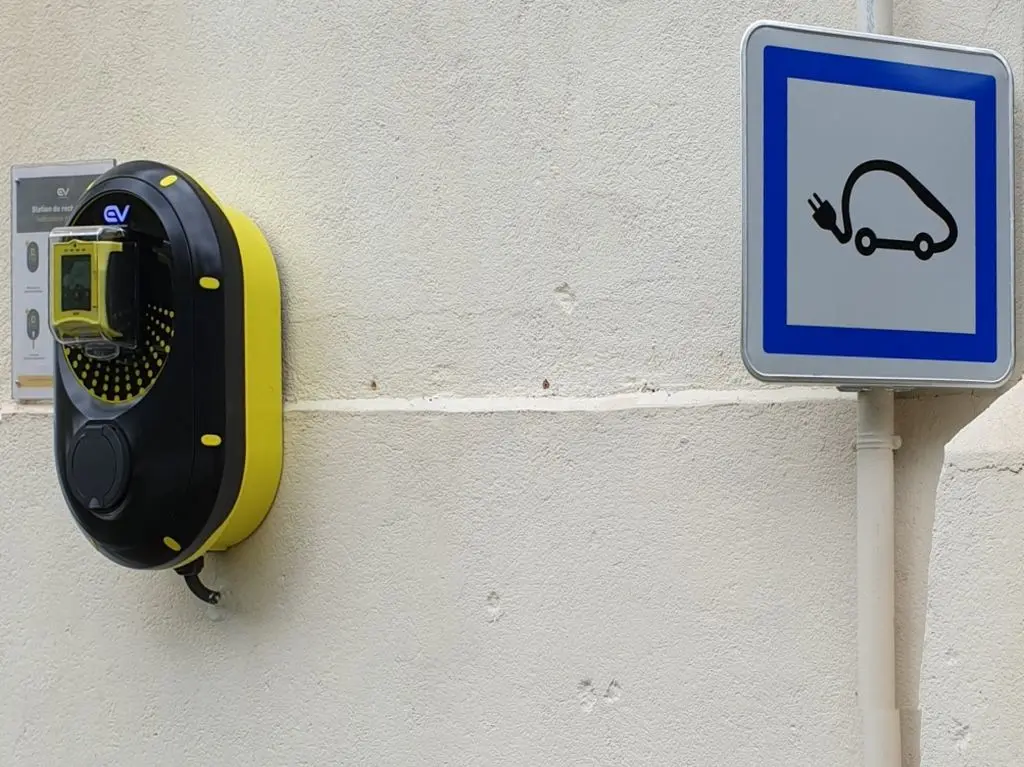Borne Recharge la Bourie