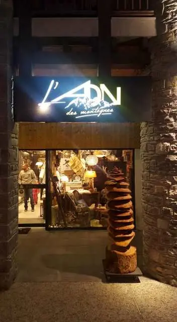 VITRINE MAGASIN ADN DES MONTAGNES WEB