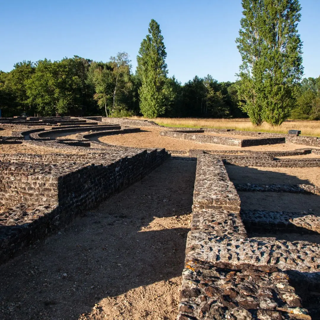 Visite du théâtre du site archéologique d'Aubigné-Racan_1