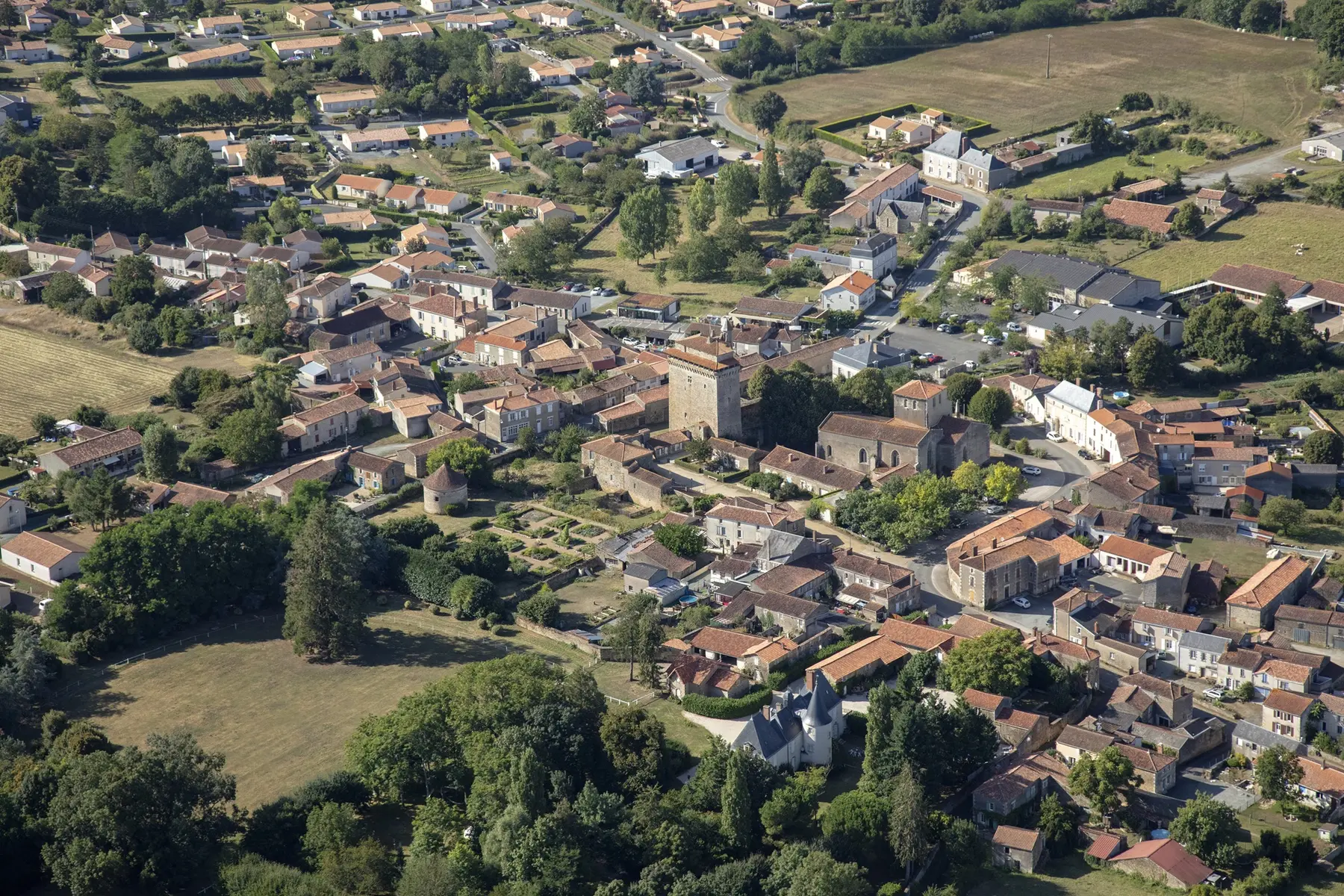 Vue aérienne de Bazoges-en-Pareds