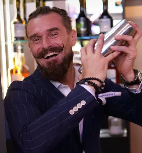 Guillaume Six bartending