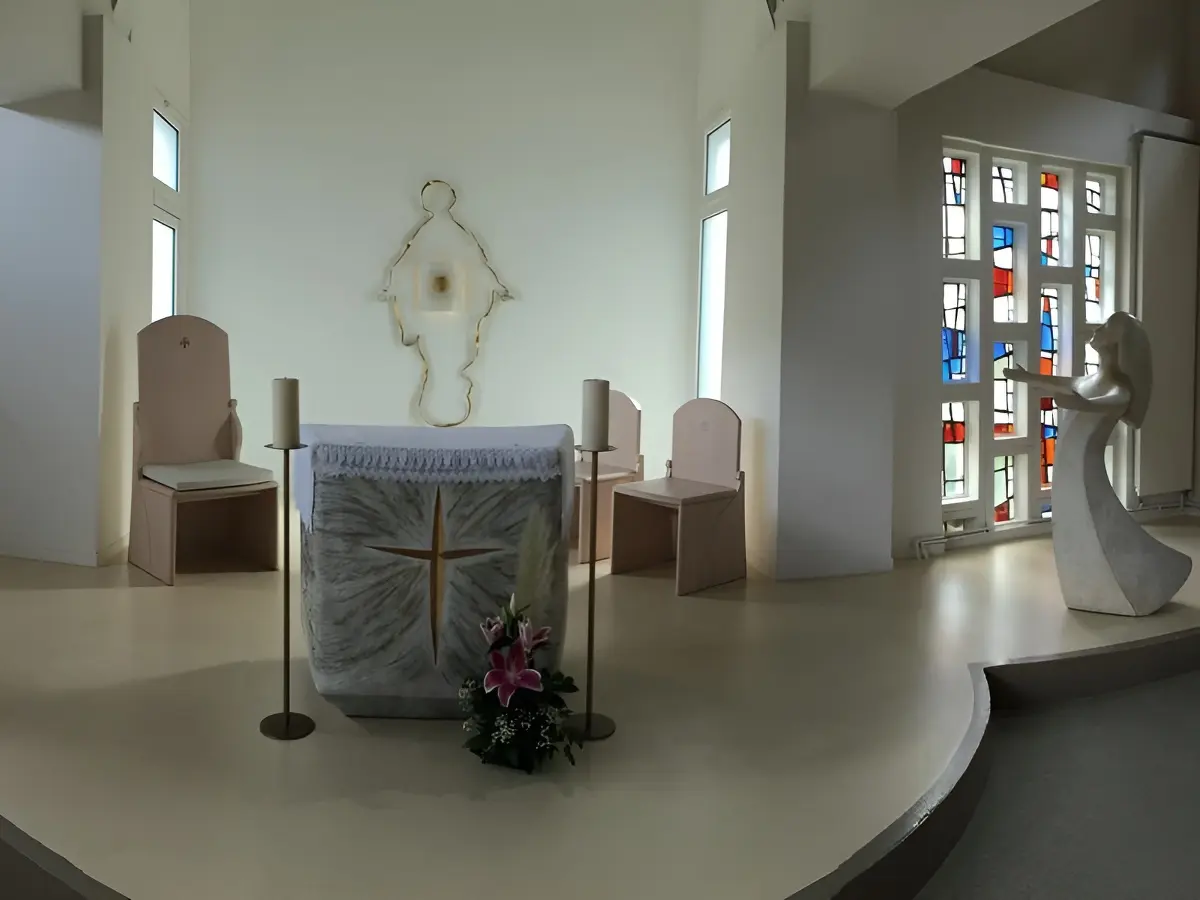 N-D-du-Sourire-interieur