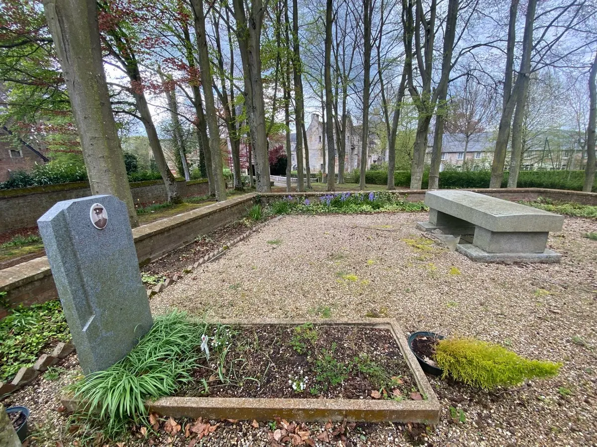 Tombe militaire isolee du Commonwealth a Fervaques - Lieutenant Anthony Clarke
