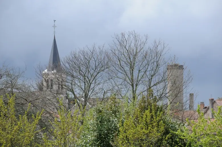 Piégut-Pluviers   la Tour et l'église