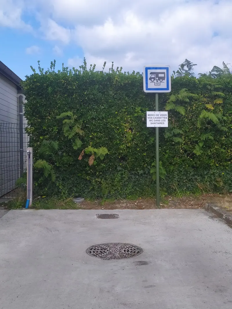 LOC Borne de service Parking du cimetière