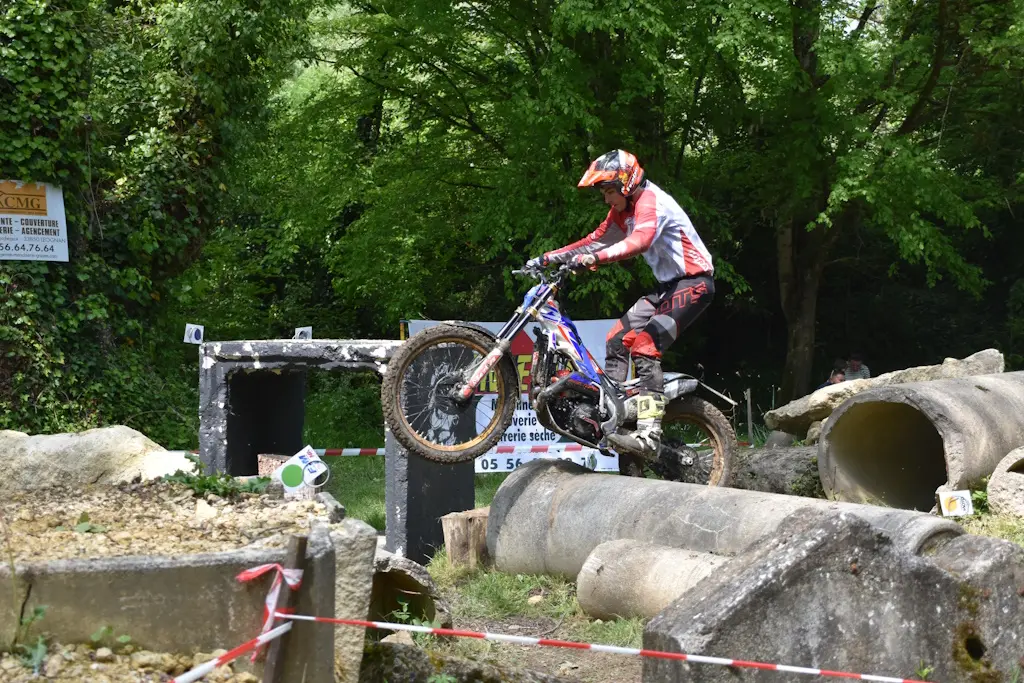 Compétition motos trial