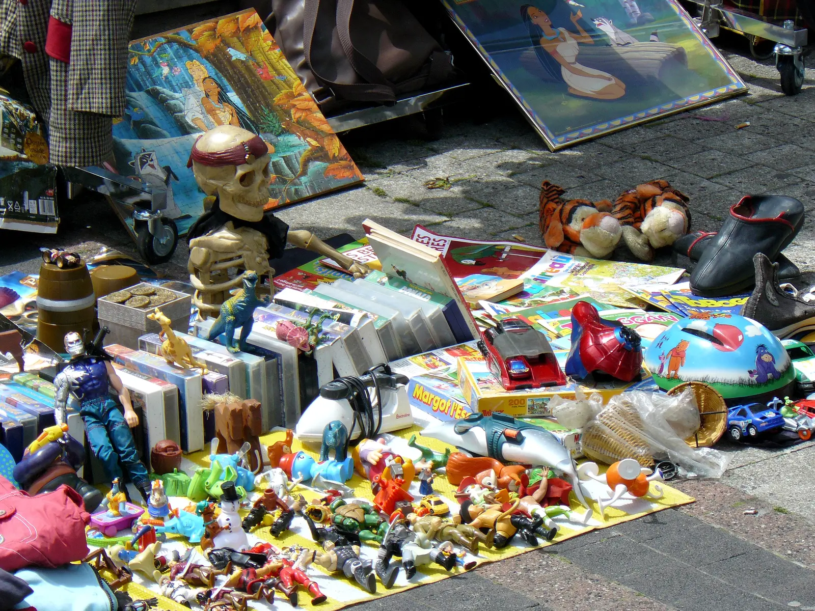 Etalage_de_vide-grenier_Paris_11eme