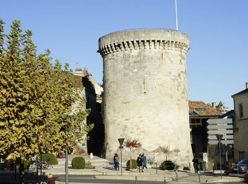 Perigueux_tour_mataguerre_visites_scolaires©office_de_tourisme_de_perigueux