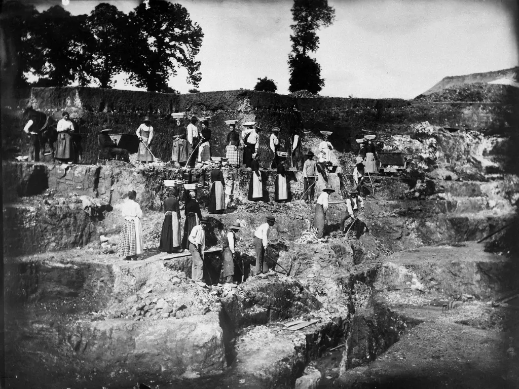Carrière de kaolin, usine de préparation de produit minéral de Marcognac