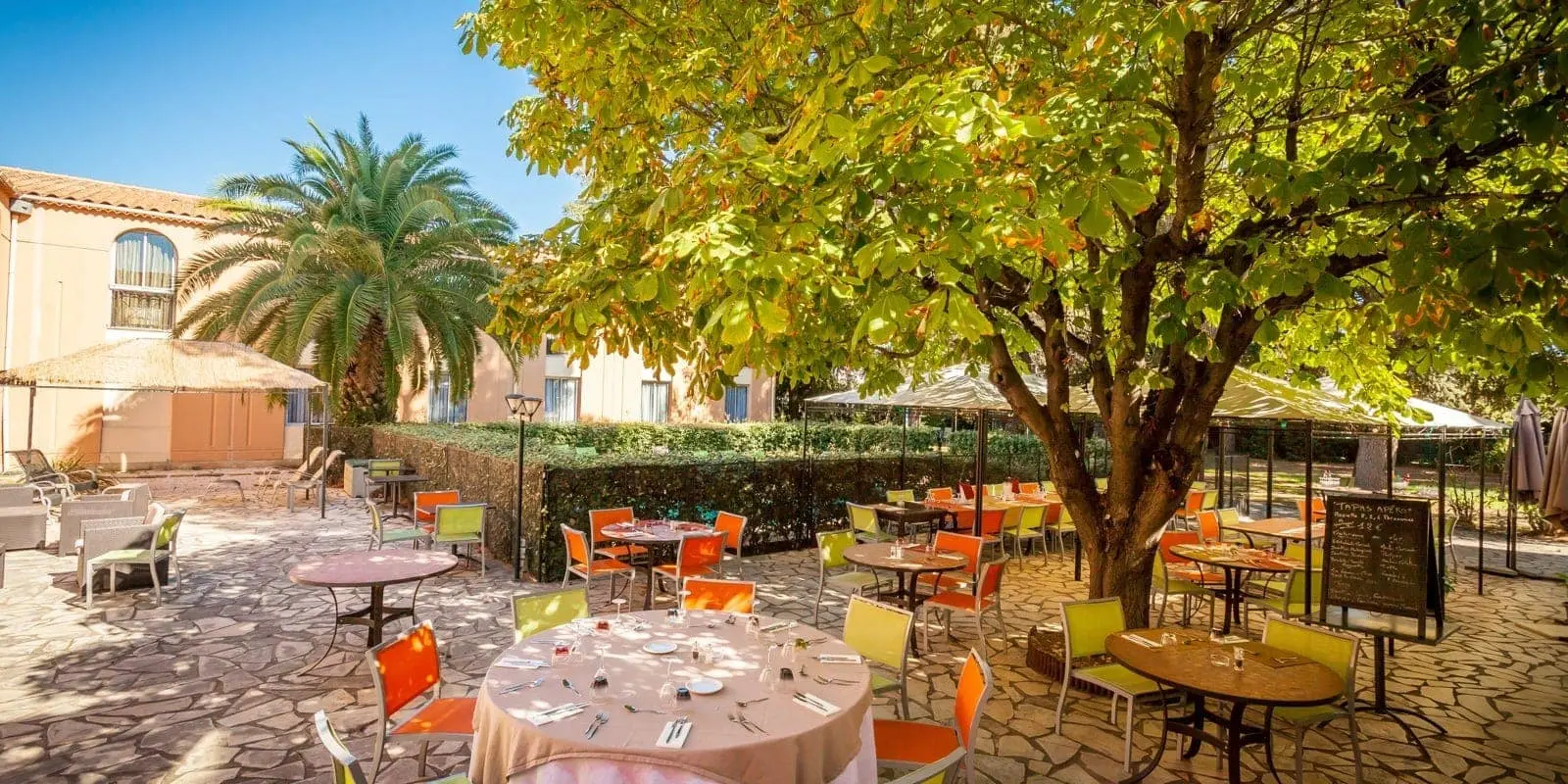 table-exterieur-clos-de-l-aube-rouge-a-montpellier