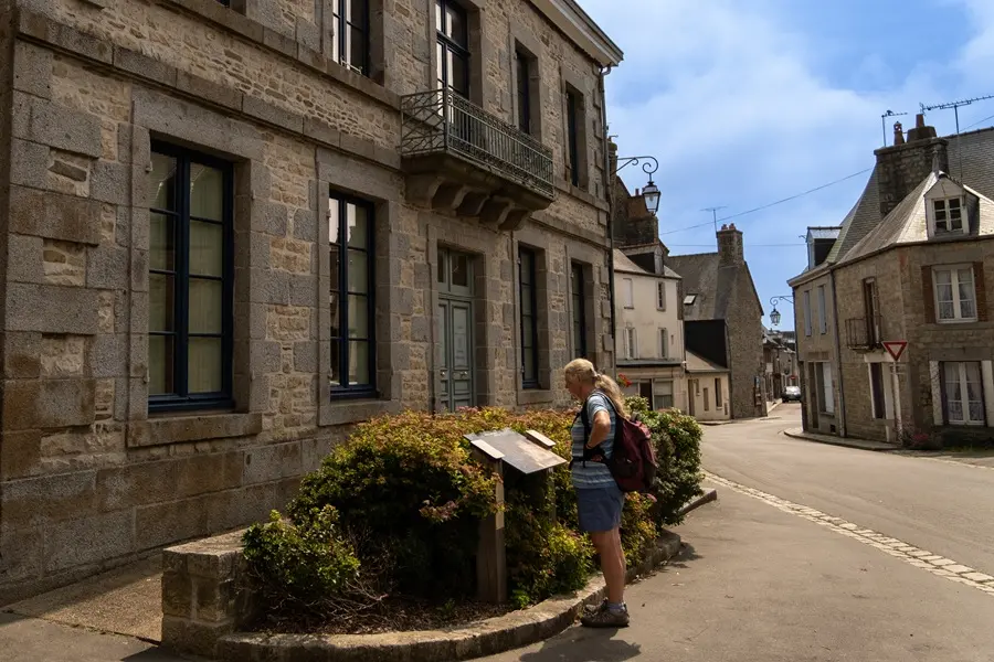 Face à la maison des patrimoine