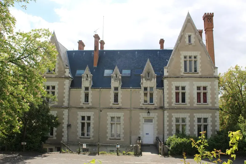 HCOCEN000V501UI1-Chateau-Thuisseau
