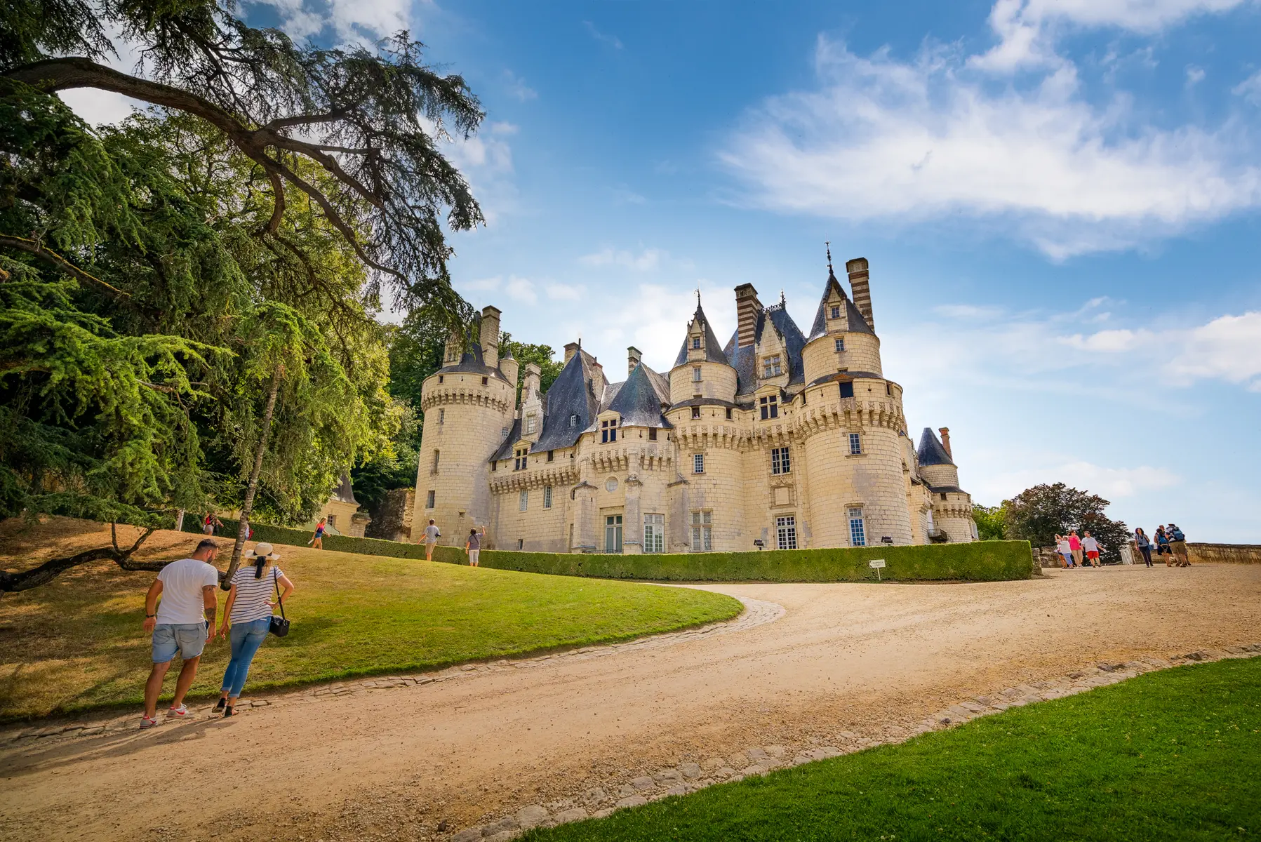 Rigné-Ussé - Chateau Usse - Extérieur allée gens 3 - ADT Touraine - JC Coutand - 2029