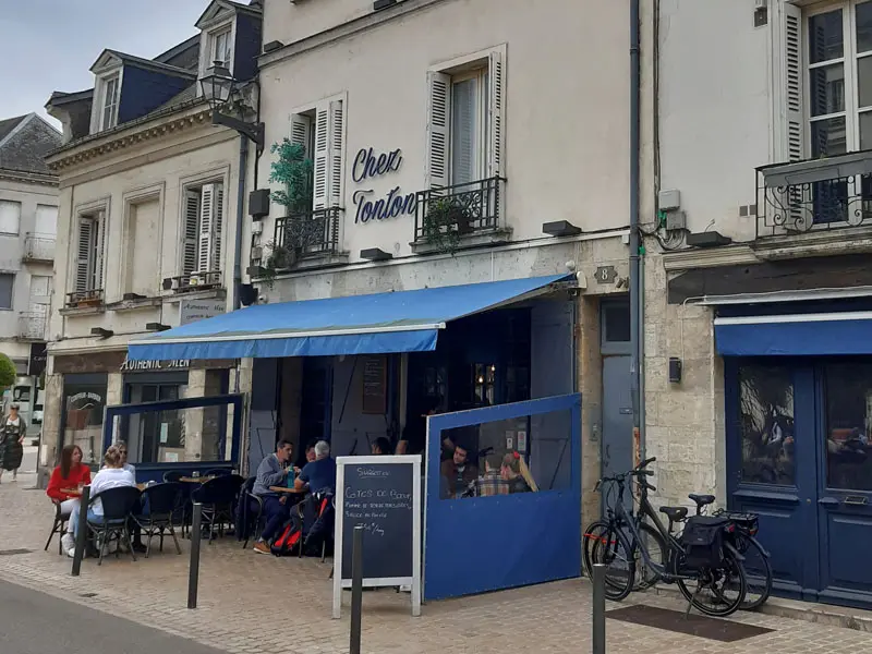Chez Tonton, restaurant place Charlemagne, à Tours.