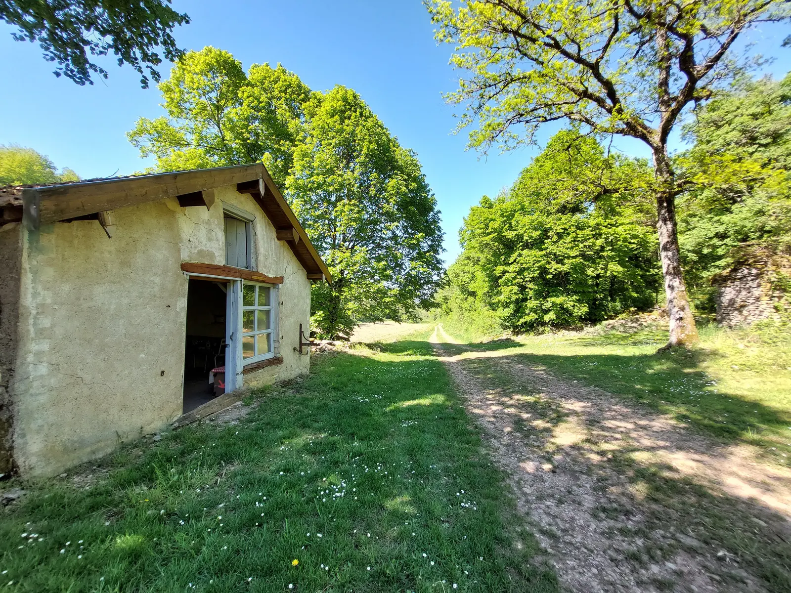 chemin et ancienne ferme de Plumont