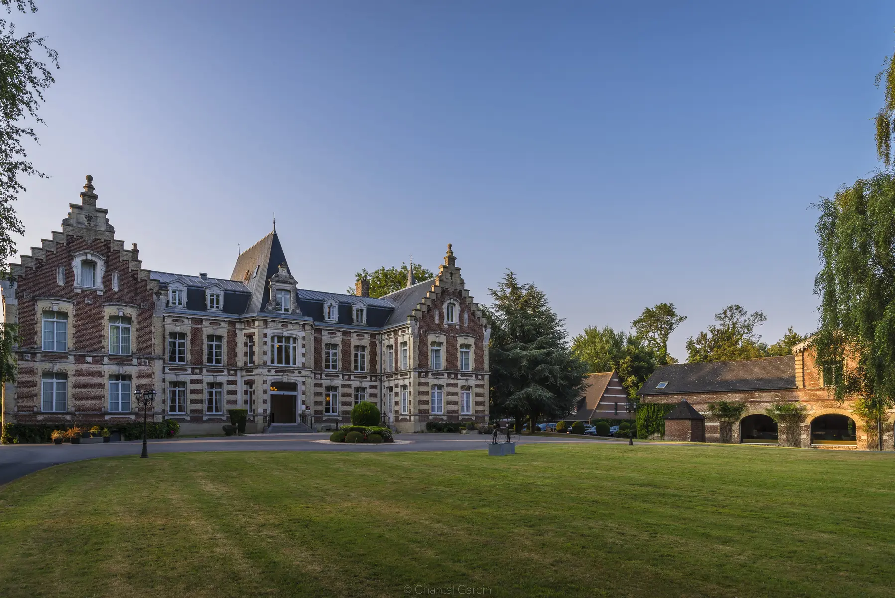 Najeti-Hotel-Chateau-Tilques-Facade-entree