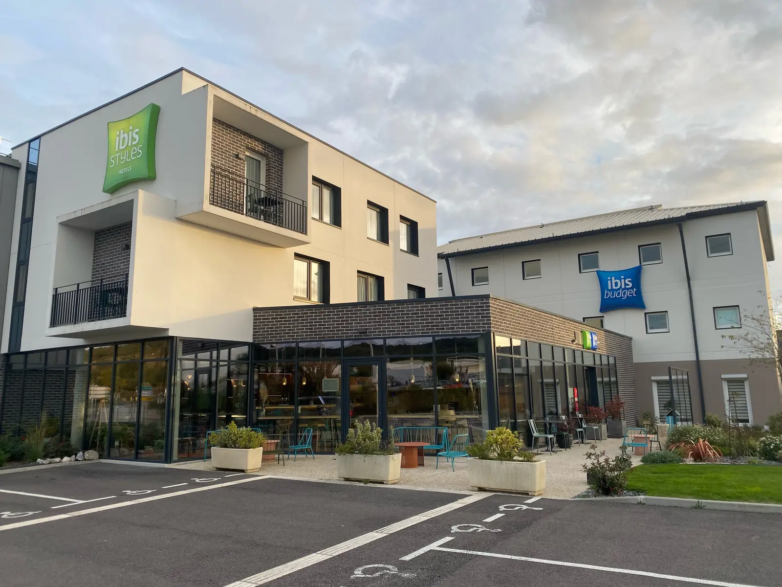 HOTPIC080V50UG47_Ibis Style_facade hotel_MerslesBains_Somme_HautsdeFrance