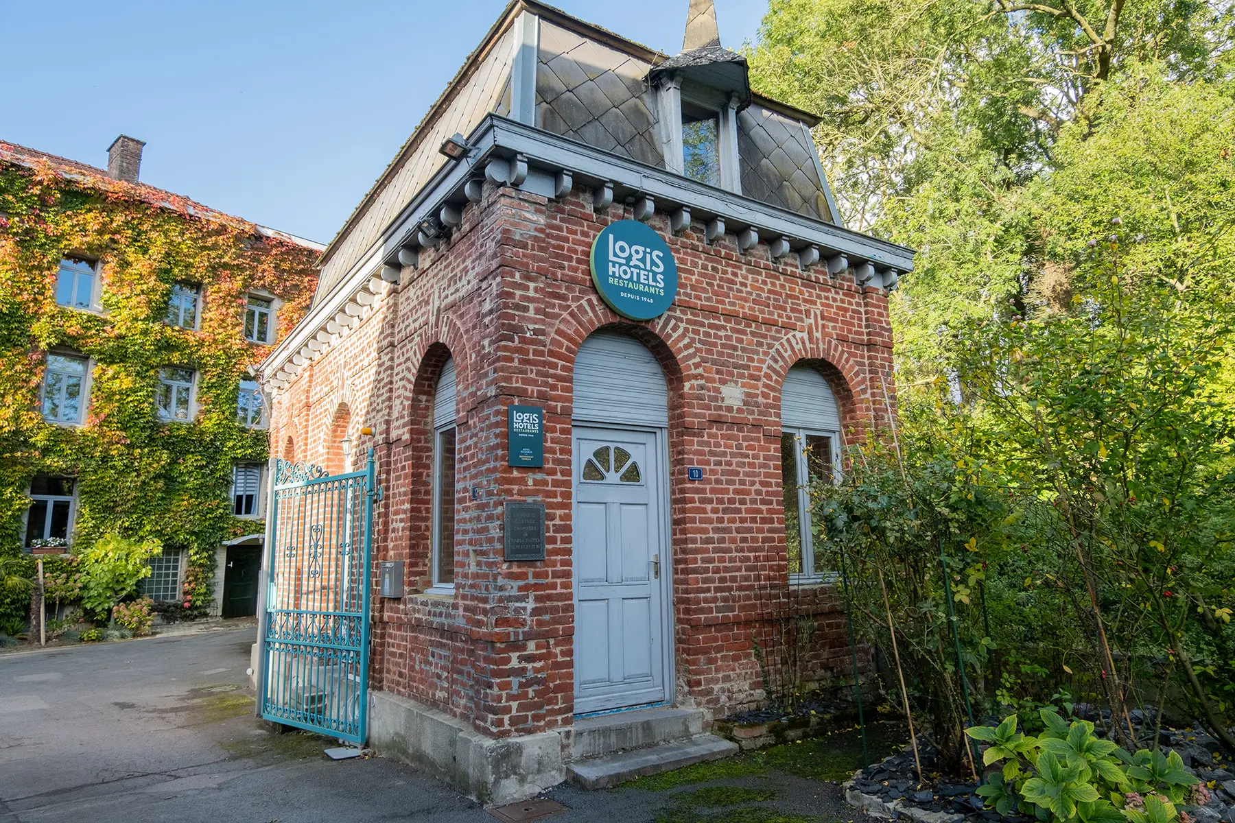 Façade av