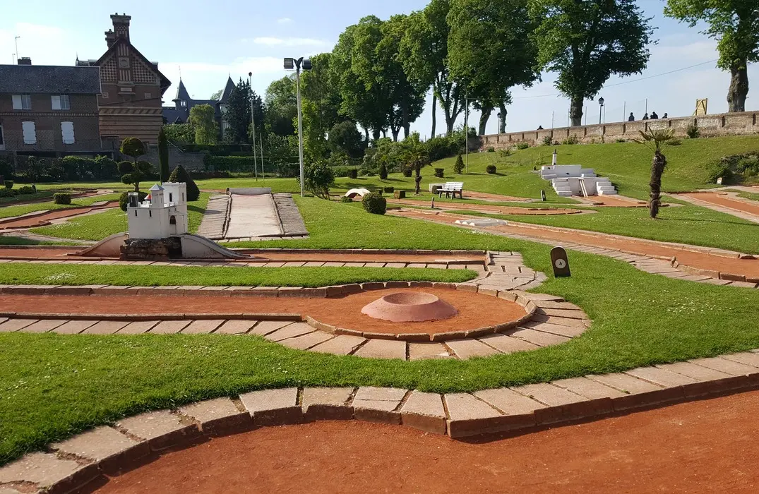 LES BICLOUNES DU MINI-GOLF
