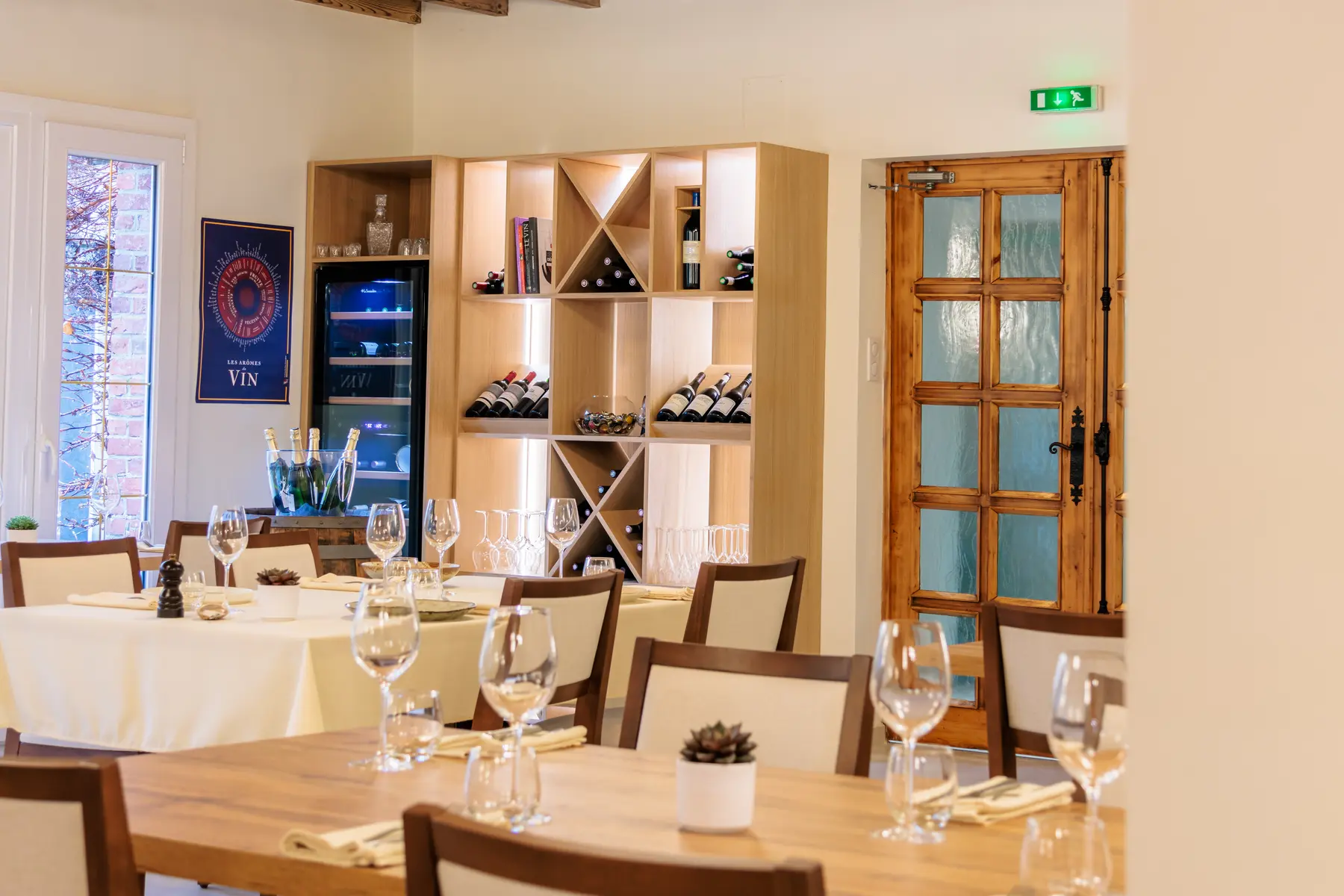 Table dressée et cave à vin