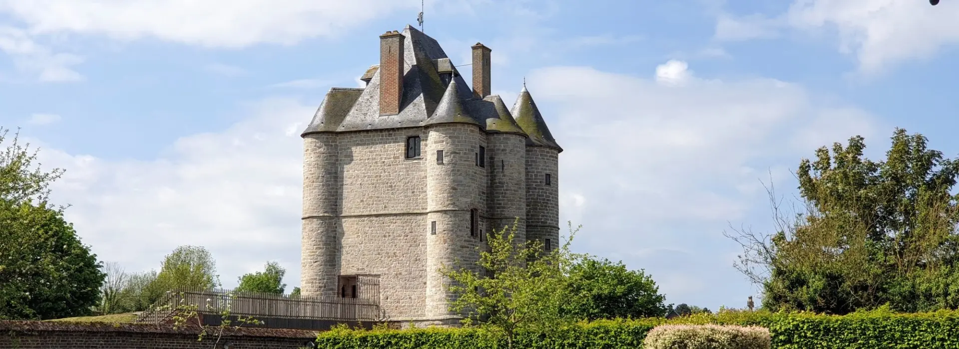 donjon-de-bours-vu-depuis-la-maison-du-donjon_1