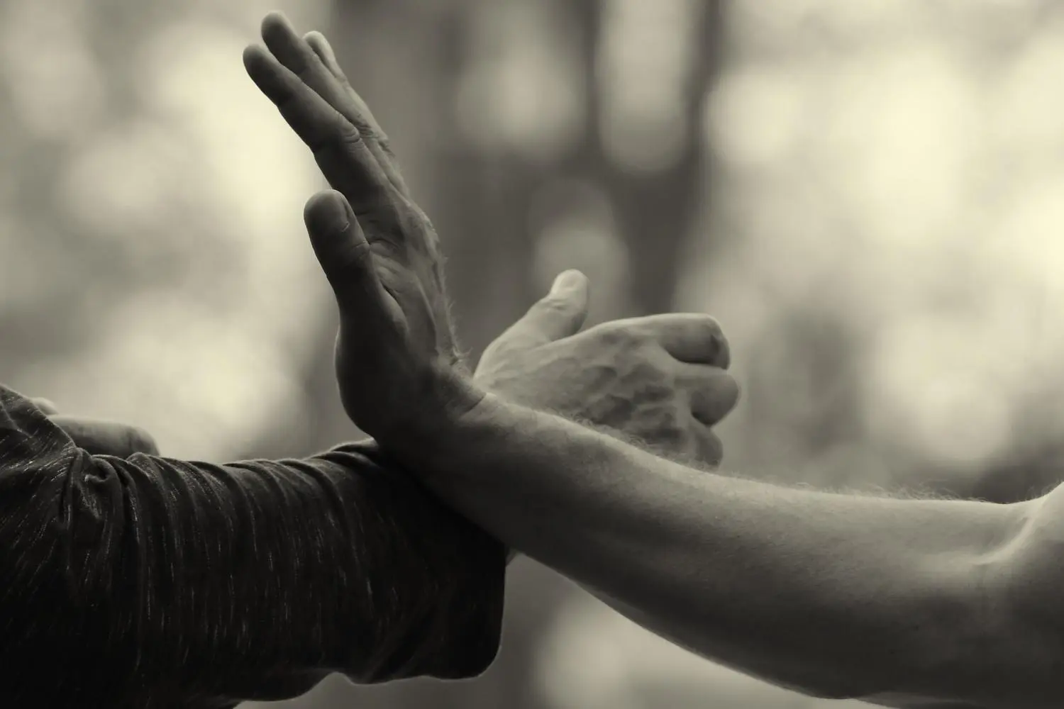 hands-g40f801c4e_1920 (1)
