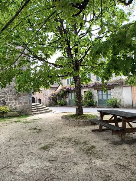 Aire de repos de la place à Espeyrac