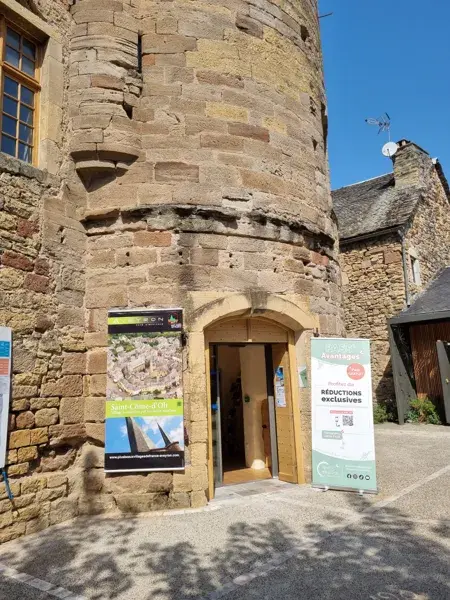 Bureau d'Information Touristique de Saint-Côme-d'Olt dans une des tours du 