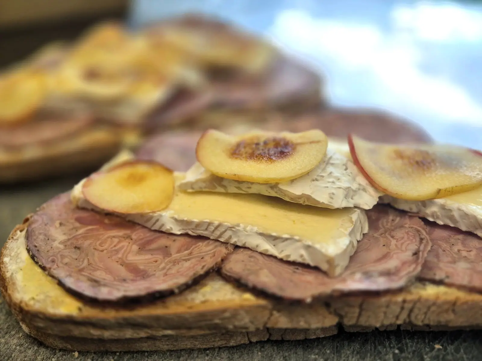 Camembert, andouille de Vire et pomme © Le Food Croque