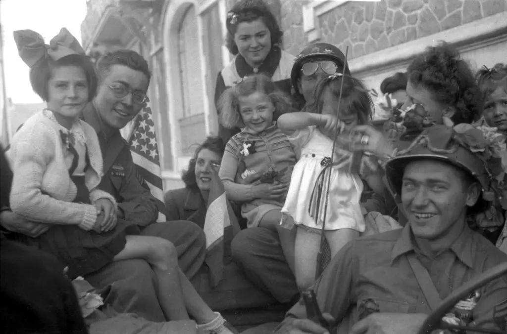 Atelier insignes de guerre, un signe de paix à l'Écomusée.