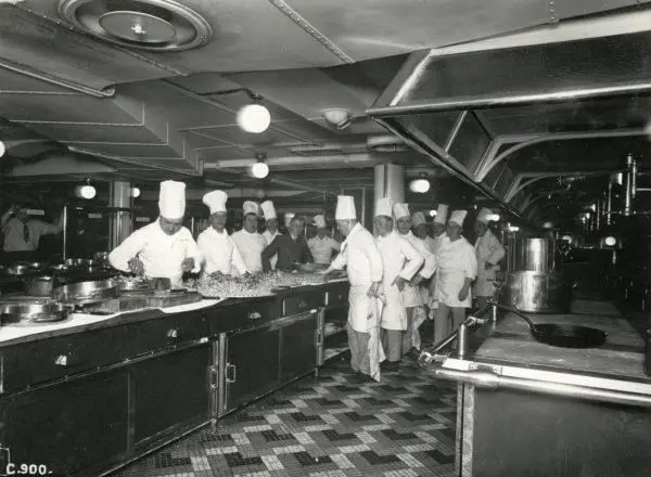 Cuisiniers dans la cuisine principale du Normandie (1935)
