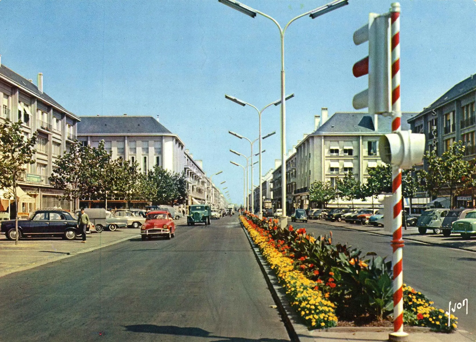 LégendeCP 1735 : L'avenue de la République, années 1950