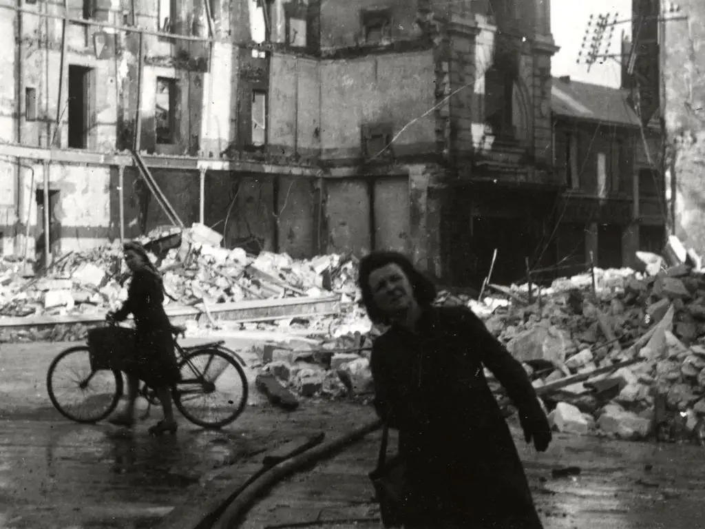 Rue Henri Gautier en ruines après les bombardements alliés