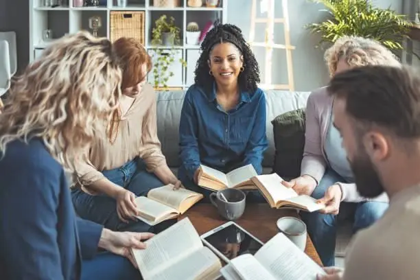 groupe de lecteurs adultes