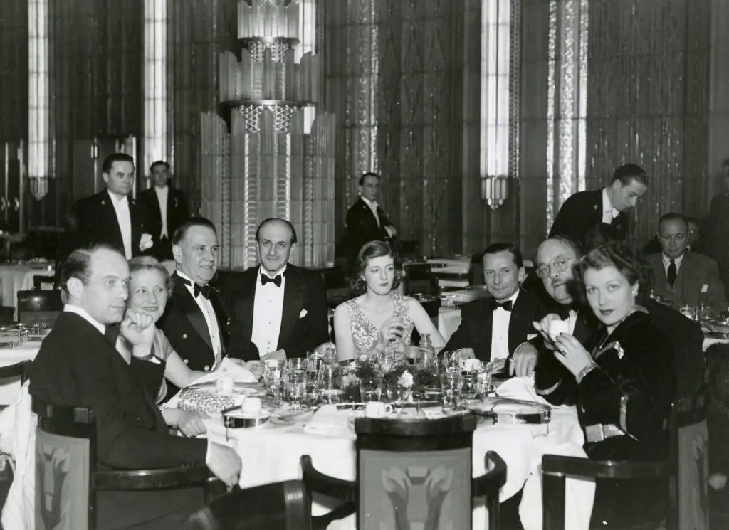 Repas dans la salle à manger 1re classe du Normandie (1935)