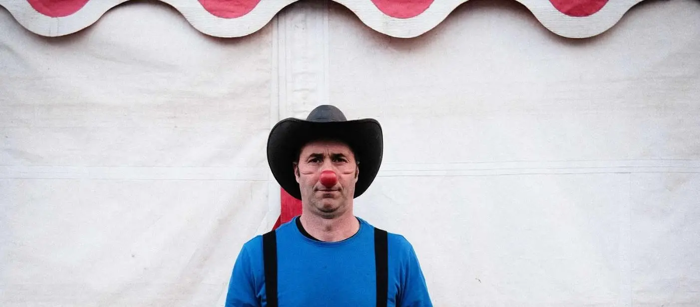 Homme_avec_un_chapeau_et nez_de_clown
