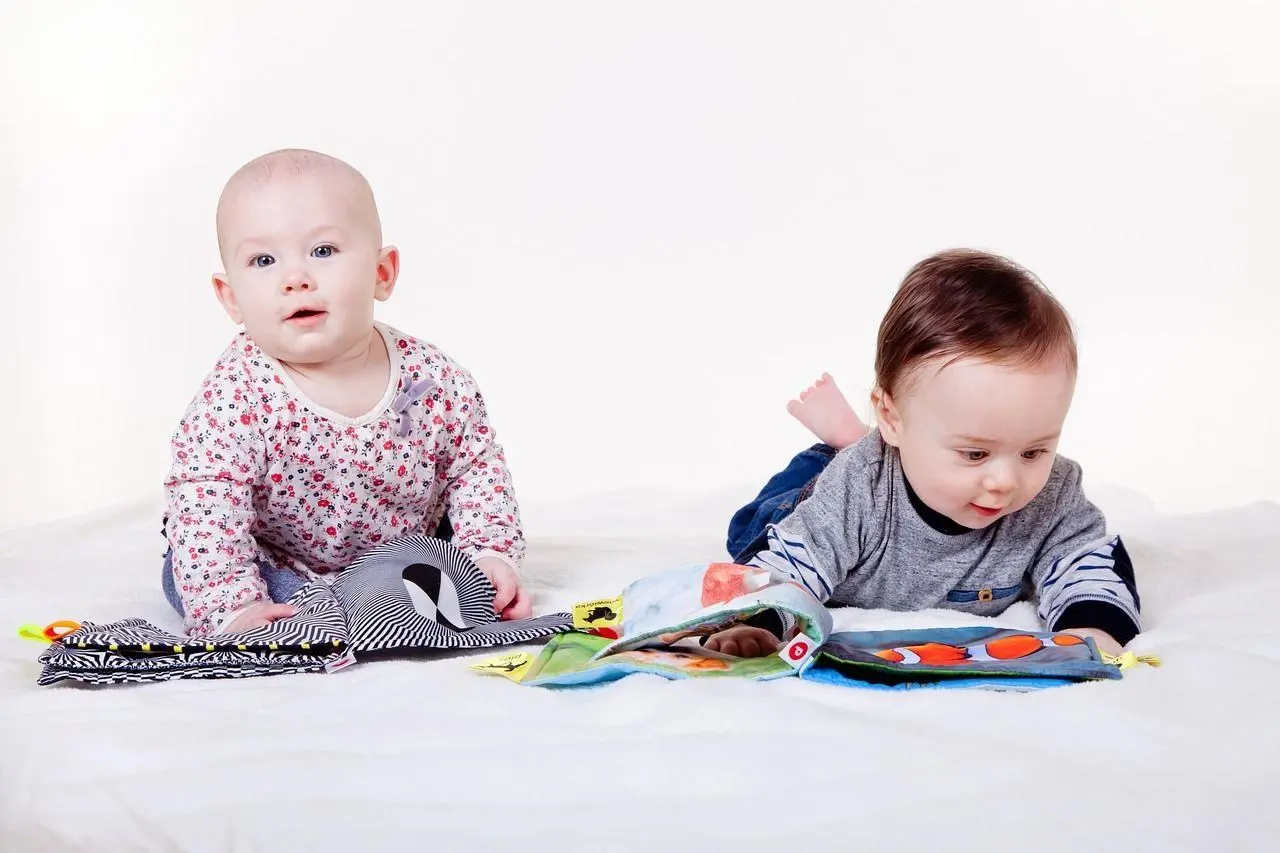 deux_bébés_lisent