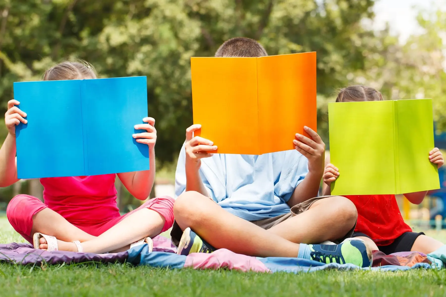 enfants derrière des livres