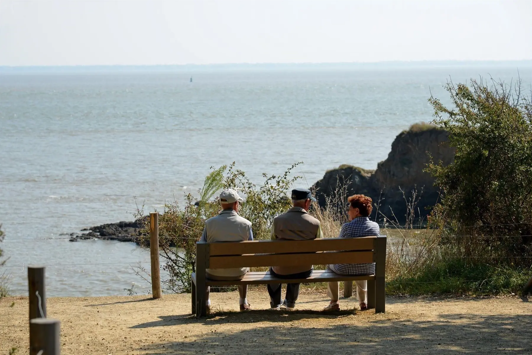 Personnes âgées assises sur un banc face à la mer en 2014