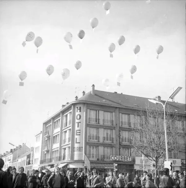 Lâcher de ballons lors d'un mouvement social d'ouvriers