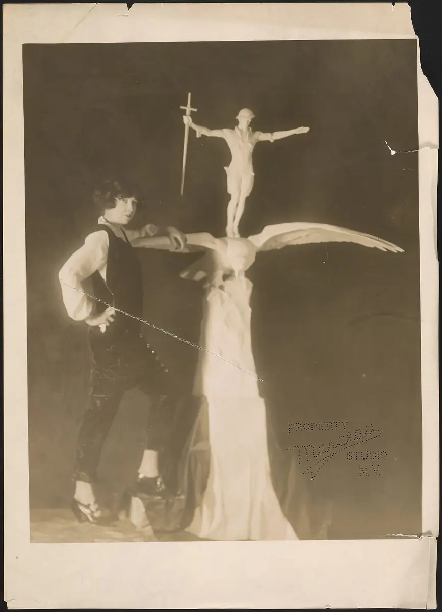 Gertrude Whitney Vanderbilt devant la maquette du monument