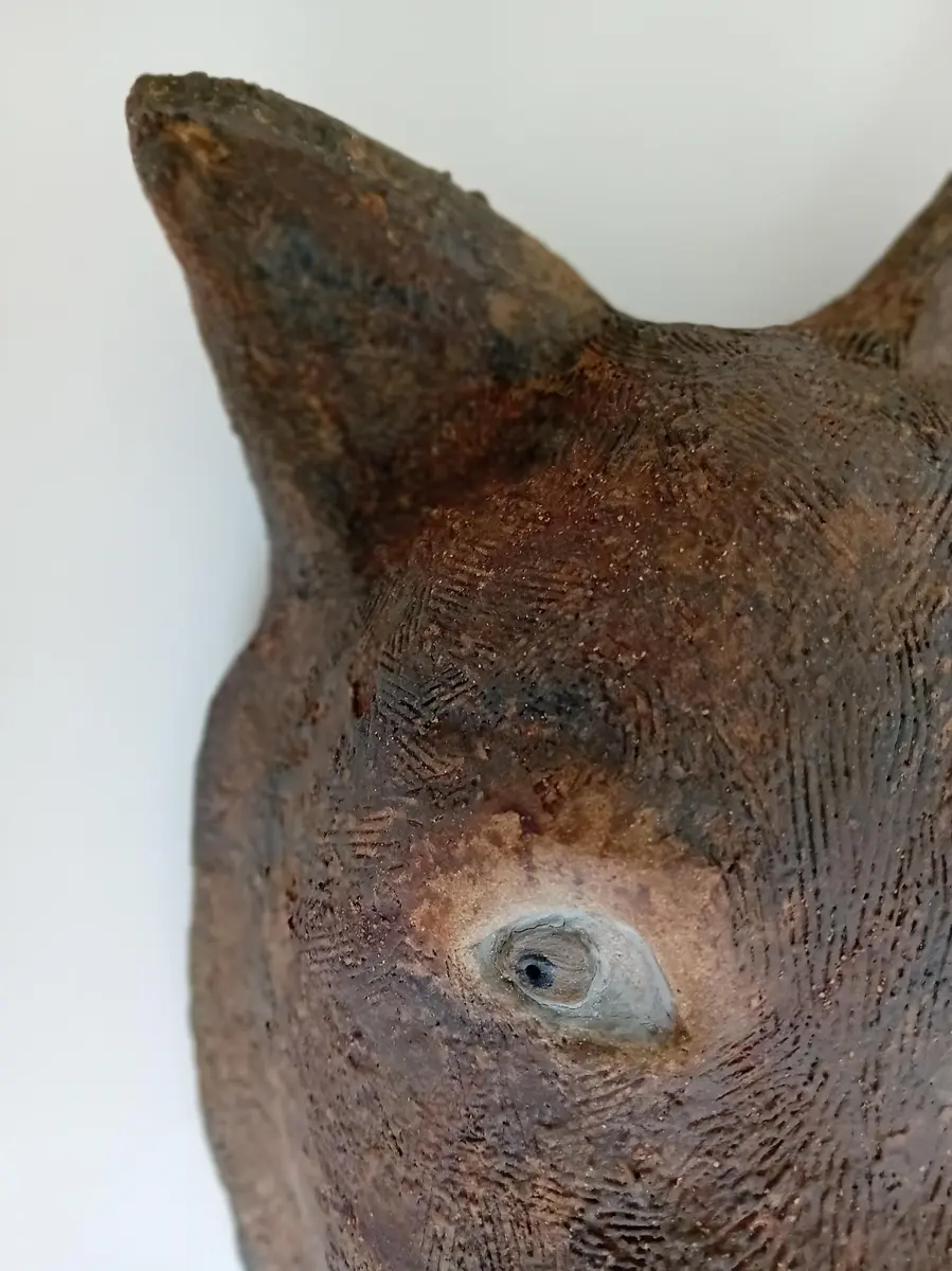 Un masque de loup en argile à l'atelier Cha