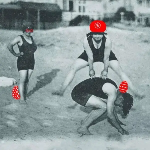 Trois personnes jouent à saute-mouton sur une plage